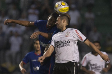 Artur e Leandro Cast�n durante a partida entre Corinthians x S�o Caetano, realizada esta tarde no est�dio do Pacaembu, pela 18� rodada do Campeonato Paulista 2011
