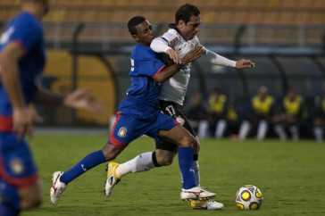 Augusto Receife empurra Bruno Cesar durante a partida entre Corinthians x S�o Caetano, realizada esta tarde no est�dio do Pacaembu, pela 18� rodada do Campeonato Paulista 2011
