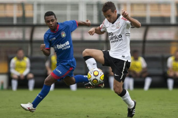 Augusto Recife e Morais durante a partida entre Corinthians x S�o Caetano, realizada esta tarde no est�dio do Pacaembu, pela 18� rodada do Campeonato Paulista 2011