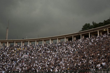 Chuva no Pacaembu durante a partida entre Corinthians x S�o Caetano, realizada esta tarde no est�dio do Pacaembu, pela 18� rodada do Campeonato Paulista 2011