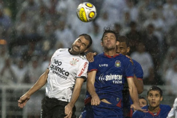 Danilo e Jean durante a partida entre Corinthians x S�o Caetano, realizada esta tarde no est�dio do Pacaembu, pela 18� rodada do Campeonato Paulista 2011