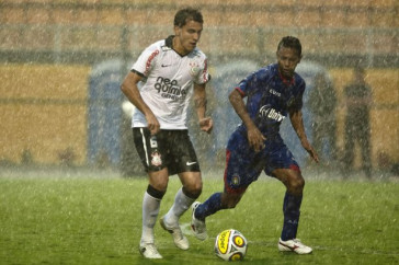 Fabio Santos e Augusto Recife durante a partida entre Corinthians x S�o Caetano, realizada esta tarde no est�dio do Pacaembu, pela 18� rodada do Campeonato Paulista 2011