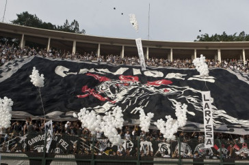 Homenagem a s vitimas do massacre do Rio de Janeiro durante a partida entre Corinthians x S�o Caetano, realizada esta tarde no est�dio do Pacaembu, pela 18� rodada do Campeonato Paulista 2011
