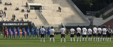 Homenagem as vitimas do massacre do Rio de janeiro, antes da partida entre Corinthians x S�o Caetano, realizada esta tarde no est�dio do Pacaembu, pela 18� rodada do Campeonato Paulista 2011