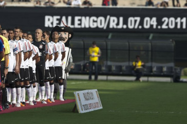 Homenagem as vitimas do massacre do Rio de janeiro, antes da partida entre Corinthians x S�o Caetano, realizada esta tarde no est�dio do Pacaembu, pela 18� rodada do Campeonato Paulista 2011