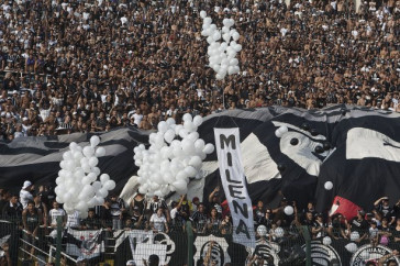 Homenagem as vitimas do massacre do Rio de Janeiro durante a partida entre Corinthians x S�o Caetano, realizada esta tarde no est�dio do Pacaembu, pela 18� rodada do Campeonato Paulista 2011
