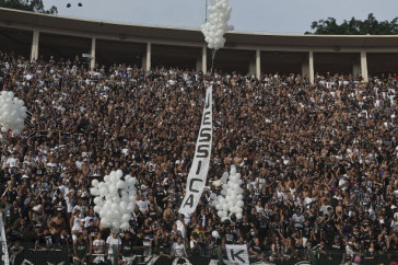 Homenagem as vitimas do massacre do Rio de Janeiro durante a partida entre Corinthians x S�o Caetano, realizada esta tarde no est�dio do Pacaembu, pela 18� rodada do Campeonato Paulista 2011