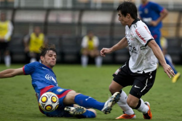 Jean e Willian durante a partida entre Corinthians x S�o Caetano, realizada esta tarde no est�dio do Pacaembu, pela 18� rodada do Campeonato Paulista 2011