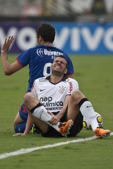 Leandro Cast�n reclama da falta feita por Eduardo durante a partida entre Corinthians x S�o Caetano, realizada esta tarde no est�dio do Pacaembu, pela 18� rodada do Campeonato Paulista 2011