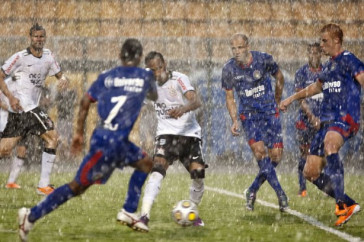Liedson durante a partida entre Corinthians x S�o Caetano, realizada esta tarde no est�dio do Pacaembu, pela 18� rodada do Campeonato Paulista 2011