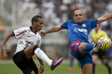 Liedson e Anderson Marques durante a partida entre Corinthians x S�o Caetano, realizada esta tarde no est�dio do Pacaembu, pela 18� rodada do Campeonato Paulista 2011