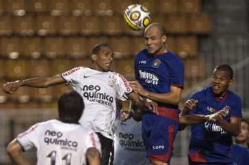 Liedson e Anderson Marques durante a partida entre Corinthians x S�o Caetano, realizada esta tarde no est�dio do Pacaembu, pela 18� rodada do Campeonato Paulista 2011