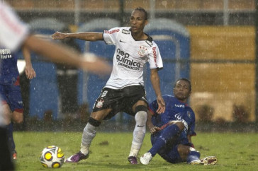 Liedson e Augusto Recife durante a partida entre Corinthians x S�o Caetano, realizada esta tarde no est�dio do Pacaembu, pela 18� rodada do Campeonato Paulista 2011