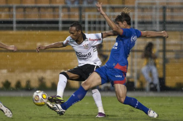 Liedson e Jean durante a partida entre Corinthians x S�o Caetano, realizada esta tarde no est�dio do Pacaembu, pela 18� rodada do Campeonato Paulista 2011