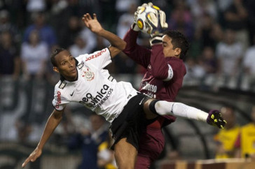 Liedson e Luiz durante a partida entre Corinthians x S�o Caetano, realizada esta tarde no est�dio do Pacaembu, pela 18� rodada do Campeonato Paulista 2011
