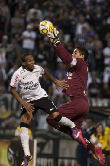 Liedson e Luiz durante a partida entre Corinthians x S�o Caetano, realizada esta tarde no est�dio do Pacaembu, pela 18� rodada do Campeonato Paulista 2011