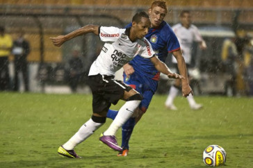 Liedson e Souza durante a partida entre Corinthians x S�o Caetano, realizada esta tarde no est�dio do Pacaembu, pela 18� rodada do Campeonato Paulista 2011