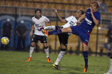 Liedson e Souza durante a partida entre Corinthians x S�o Caetano, realizada esta tarde no est�dio do Pacaembu, pela 18� rodada do Campeonato Paulista 2011