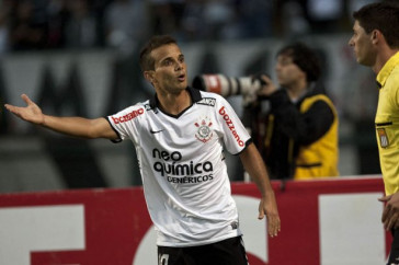 Morais reclama do bandeirinha durante a partida entre Corinthians x S�o Caetano, realizada esta tarde no est�dio do Pacaembu, pela 18� rodada do Campeonato Paulista 2011