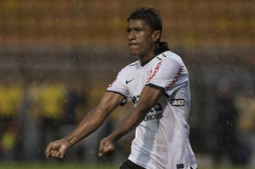 Paulinho comemora seu gol durante a partida entre Corinthians x S�o Caetano, realizada esta tarde no est�dio do Pacaembu, pela 18� rodada do Campeonato Paulista 2011