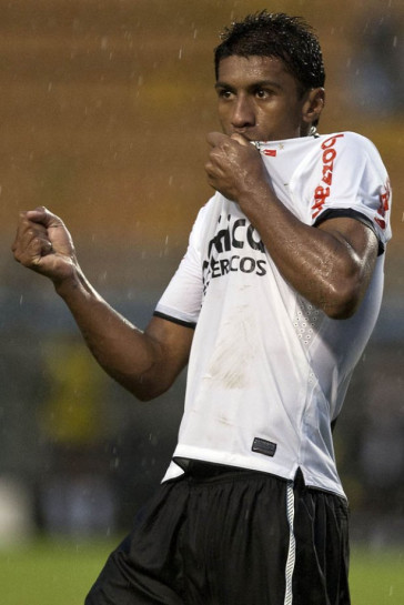 Paulinho comemora seu gol durante a partida entre Corinthians x S�o Caetano, realizada esta tarde no est�dio do Pacaembu, pela 18� rodada do Campeonato Paulista 2011