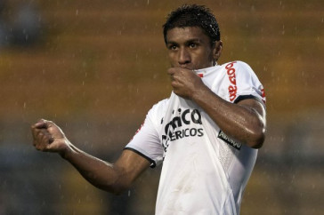 Paulinho comemora seu gol durante a partida entre Corinthians x S�o Caetano, realizada esta tarde no est�dio do Pacaembu, pela 18� rodada do Campeonato Paulista 2011