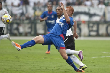 Souza e Liedson durante a partida entre Corinthians x S�o Caetano, realizada esta tarde no est�dio do Pacaembu, pela 18� rodada do Campeonato Paulista 2011