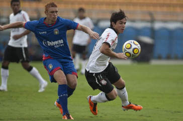 Souza e Willian durante a partida entre Corinthians x S�o Caetano, realizada esta tarde no est�dio do Pacaembu, pela 18� rodada do Campeonato Paulista 2011