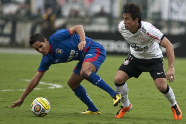 Thiago Martinelli e Willian durante a partida entre Corinthians x S�o Caetano, realizada esta tarde no est�dio do Pacaembu, pela 18� rodada do Campeonato Paulista 2011