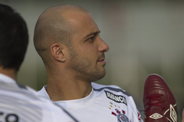 Alessandro durante o treino do Corinthians realizado esta tarde no CT Joaquim Grava, no Parque Ecol�gico do Tiete. O time se prepara para o jogo contra o Santos, domingo a tarde, dia 15/05, na Vila Belmiro, em Santos, decis�o do Campeonato Paulista 2011