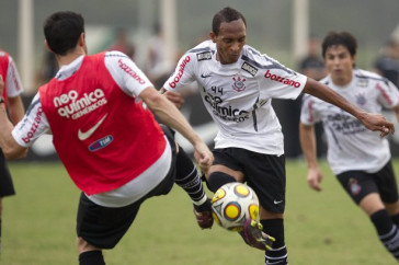 Chic�o e Liedson durante o treino do Corinthians realizado esta tarde no CT Joaquim Grava, no Parque Ecol�gico do Tiete. O time se prepara para o jogo contra o Santos, domingo a tarde, dia 15/05, na Vila Belmiro, em Santos, decis�o do Campeonato Paulista 2011