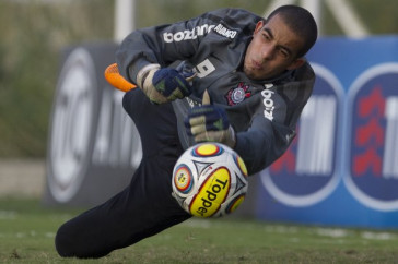 Danilo Fernandes durante o treino do Corinthians realizado esta tarde no CT Joaquim Grava, no Parque Ecol�gico do Tiete. O time se prepara para o jogo contra o Santos, domingo a tarde, dia 15/05, na Vila Belmiro, em Santos, decis�o do Campeonato Paulista 2011