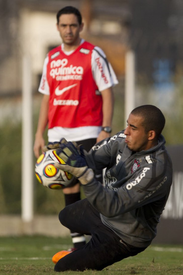 Danilo Fernandes durante o treino do Corinthians realizado esta tarde no CT Joaquim Grava, no Parque Ecol�gico do Tiete. O time se prepara para o jogo contra o Santos, domingo a tarde, dia 15/05, na Vila Belmiro, em Santos, decis�o do Campeonato Paulista 2011