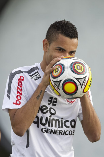 Dentinho durante o treino do Corinthians realizado esta tarde no CT Joaquim Grava, no Parque Ecol�gico do Tiete. O time se prepara para o jogo contra o Santos, domingo a tarde, dia 15/05, na Vila Belmiro, em Santos, decis�o do Campeonato Paulista 2011