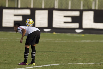 Dentinho durante o treino do Corinthians realizado esta tarde no CT Joaquim Grava, no Parque Ecol�gico do Tiete. O time se prepara para o jogo contra o Santos, domingo a tarde, dia 15/05, na Vila Belmiro, em Santos, decis�o do Campeonato Paulista 2011