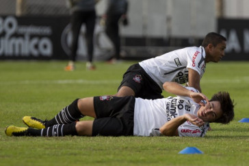 Jorge Henrique e Willian durante o treino do Corinthians realizado esta tarde no CT Joaquim Grava, no Parque Ecol�gico do Tiete. O time se prepara para o jogo contra o Santos, domingo a tarde, dia 15/05, na Vila Belmiro, em Santos, decis�o do Campeonato Paulista 2011