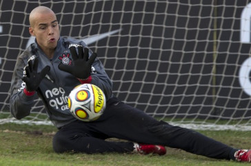 Julio Cesar durante o treino do Corinthians realizado esta tarde no CT Joaquim Grava, no Parque Ecol�gico do Tiete. O time se prepara para o jogo contra o Santos, domingo a tarde, dia 15/05, na Vila Belmiro, em Santos, decis�o do Campeonato Paulista 2011
