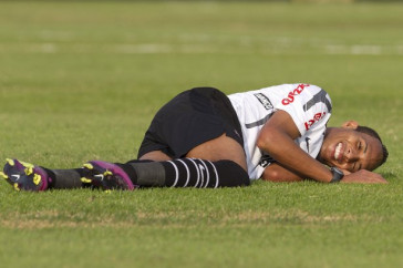 Liedson durante o treino do Corinthians realizado esta tarde no CT Joaquim Grava, no Parque Ecol�gico do Tiete. O time se prepara para o jogo contra o Santos, domingo a tarde, dia 15/05, na Vila Belmiro, em Santos, decis�o do Campeonato Paulista 2011