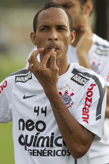 Liedson durante o treino do Corinthians realizado esta tarde no CT Joaquim Grava, no Parque Ecol�gico do Tiete. O time se prepara para o jogo contra o Santos, domingo a tarde, dia 15/05, na Vila Belmiro, em Santos, decis�o do Campeonato Paulista 2011