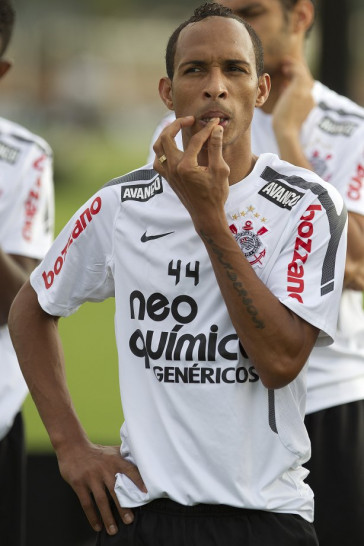 Liedson durante o treino do Corinthians realizado esta tarde no CT Joaquim Grava, no Parque Ecol�gico do Tiete. O time se prepara para o jogo contra o Santos, domingo a tarde, dia 15/05, na Vila Belmiro, em Santos, decis�o do Campeonato Paulista 2011