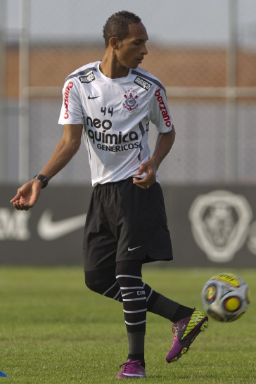 Liedson durante o treino do Corinthians realizado esta tarde no CT Joaquim Grava, no Parque Ecol�gico do Tiete. O time se prepara para o jogo contra o Santos, domingo a tarde, dia 15/05, na Vila Belmiro, em Santos, decis�o do Campeonato Paulista 2011