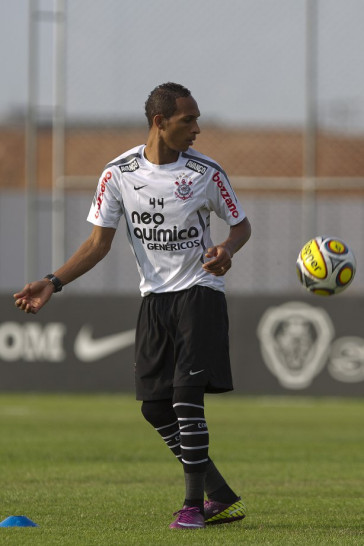 Liedson durante o treino do Corinthians realizado esta tarde no CT Joaquim Grava, no Parque Ecol�gico do Tiete. O time se prepara para o jogo contra o Santos, domingo a tarde, dia 15/05, na Vila Belmiro, em Santos, decis�o do Campeonato Paulista 2011
