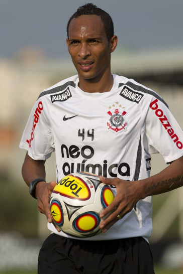 Liedson durante o treino do Corinthians realizado esta tarde no CT Joaquim Grava, no Parque Ecol�gico do Tiete. O time se prepara para o jogo contra o Santos, domingo a tarde, dia 15/05, na Vila Belmiro, em Santos, decis�o do Campeonato Paulista 2011