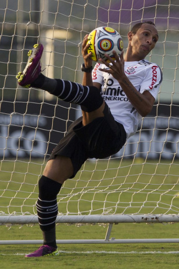 Liedson durante o treino do Corinthians realizado esta tarde no CT Joaquim Grava, no Parque Ecol�gico do Tiete. O time se prepara para o jogo contra o Santos, domingo a tarde, dia 15/05, na Vila Belmiro, em Santos, decis�o do Campeonato Paulista 2011