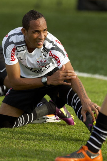 Liedson durante o treino do Corinthians realizado esta tarde no CT Joaquim Grava, no Parque Ecol�gico do Tiete. O time se prepara para o jogo contra o Santos, domingo a tarde, dia 15/05, na Vila Belmiro, em Santos, decis�o do Campeonato Paulista 2011