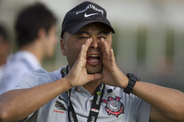 O preparador f�sico Eduardo Silva durante o treino do Corinthians realizado esta tarde no CT Joaquim Grava, no Parque Ecol�gico do Tiete. O time se prepara para o jogo contra o Santos, domingo a tarde, dia 15/05, na Vila Belmiro, em Santos, decis�o do Campeonato Paulista 2011