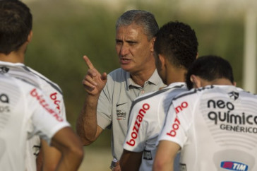 Tite durante o treino do Corinthians realizado esta tarde no CT Joaquim Grava, no Parque Ecol�gico do Tiete. O time se prepara para o jogo contra o Santos, domingo a tarde, dia 15/05, na Vila Belmiro, em Santos, decis�o do Campeonato Paulista 2011