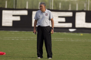 Tite durante o treino do Corinthians realizado esta tarde no CT Joaquim Grava, no Parque Ecol�gico do Tiete. O time se prepara para o jogo contra o Santos, domingo a tarde, dia 15/05, na Vila Belmiro, em Santos, decis�o do Campeonato Paulista 2011