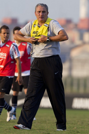 Tite durante o treino do Corinthians realizado esta tarde no CT Joaquim Grava, no Parque Ecol�gico do Tiete. O time se prepara para o jogo contra o Santos, domingo a tarde, dia 15/05, na Vila Belmiro, em Santos, decis�o do Campeonato Paulista 2011