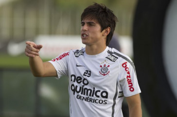 Willian durante o treino do Corinthians realizado esta tarde no CT Joaquim Grava, no Parque Ecol�gico do Tiete. O time se prepara para o jogo contra o Santos, domingo a tarde, dia 15/05, na Vila Belmiro, em Santos, decis�o do Campeonato Paulista 2011